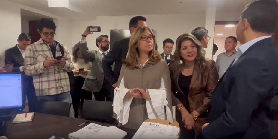 Reforma a la salud está un paso de hundirse: algunos senadores proponen archivarla 1 Reforma a la salud está un paso de hundirse: algunos senadores proponen archivarla Después de un año de estar en debate, este martes quedó a un paso de hundirse la reforma a la salud, uno de los proyectos de ley más importantes del Gobierno Nacional, luego de que la mayoría de los senadores de la Comisión VII presentaron una ponencia de archivo de la misma.