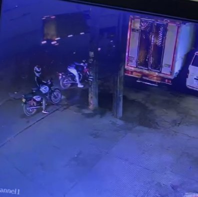 Revelan video del infame momento en el que sicarios asesinan a comerciante en Kennedy El video deja ver el momento en el que dos sicarios disparan contra el comerciante.