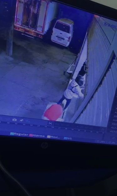 Revelan video del infame momento en el que sicarios asesinan a comerciante en Kennedy El video deja ver el momento en el que dos sicarios disparan contra el comerciante.