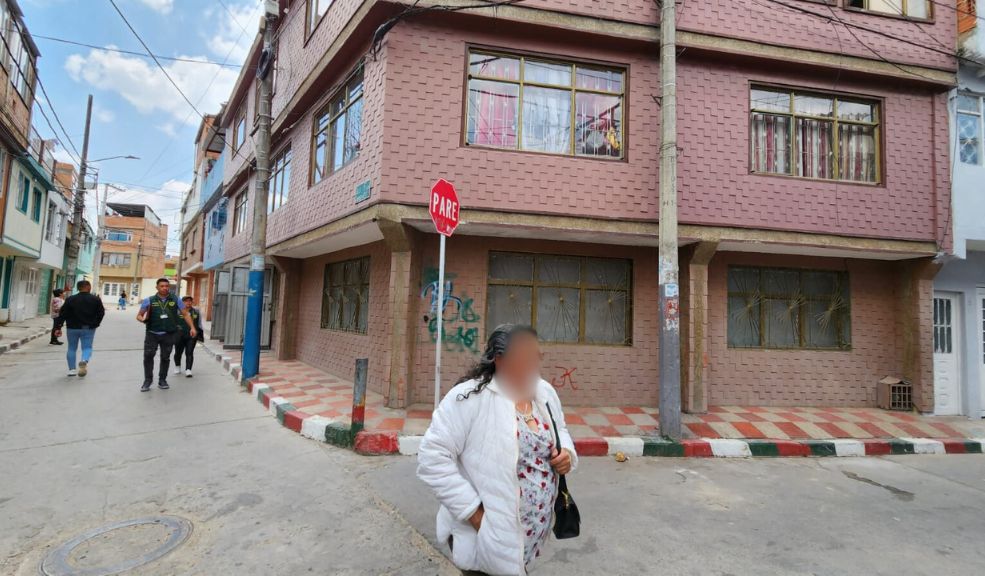 Riña entre familias habría causado la muerte de un joven de 23 años Stiven Armando Sánchez Martínez (23 años) falleció el pasado 28 de febrero, luego de que unos sujetos le disparan en el barrio Santa Ana. De acuerdo con algunos testimonios de los residentes, la muerte del joven fue el desenlace de una rencilla entre familias. Q'HUBO conoció los detalles de este crimen.