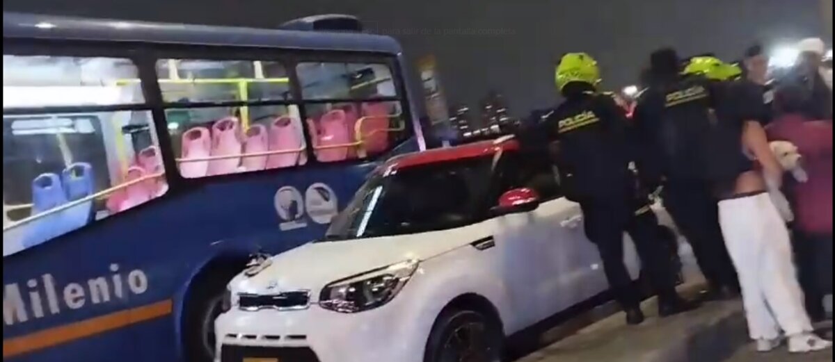 Robo y persecución causó grave accidente de tránsito en Ciudad Bolívar 1 Robo y persecución causó grave accidente de tránsito en Ciudad Bolívar En inmediaciones de un centro comercial de la localidad de Ciudad Bolívar se registró el presunto robo de una camioneta, la cual fue perseguida por agentes de la Policía Nacional. En medio de la huida de los delincuentes, 5 motocicletas fueron arrolladas.