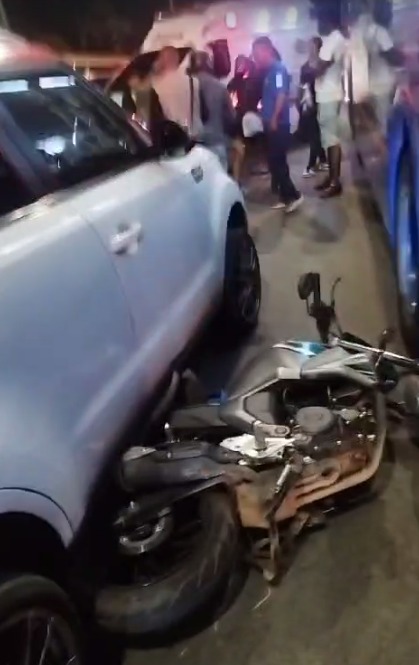 Robo y persecución causó grave accidente de tránsito en Ciudad Bolívar 2 Robo y persecución causó grave accidente de tránsito en Ciudad Bolívar En inmediaciones de un centro comercial de la localidad de Ciudad Bolívar se registró el presunto robo de una camioneta, la cual fue perseguida por agentes de la Policía Nacional. En medio de la huida de los delincuentes, 5 motocicletas fueron arrolladas.