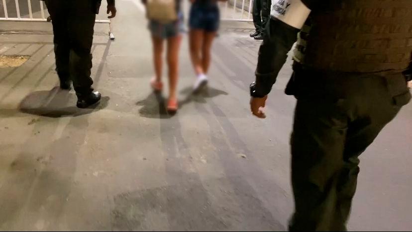 Sellan hotel al encontrar a un extranjero con dos menores de edad La Policía Metropolitana brindó más detalles sobre el sellamiento de un lujoso hotel ubicado en el sector Vía Primavera de Medellín por 10 días, luego de encontrar en su interior a un turista extranjero acompañado de dos menores de edad.