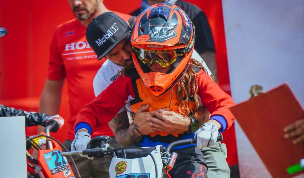 Tatán Mejía corre en auxilio de su hija a pesar de su problema de rodillas En medio de una competencia, la hija de Tatán Mejía sufrió una caída y, sin importar su problema de rodillas, él salió corriendo a ayudarla.