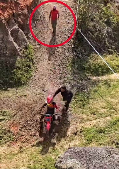 Tatán Mejía corre en auxilio de su hija a pesar de su problema de rodillas 1 Tatán Mejía corre en auxilio de su hija a pesar de su problema de rodillas En medio de una competencia, la hija de Tatán Mejía sufrió una caída y, sin importar su problema de rodillas, él salió corriendo a ayudarla.