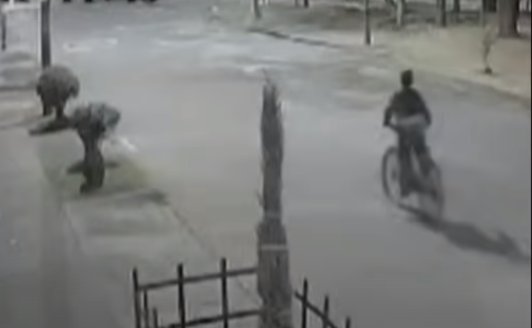 Taxista arrolló a joven ciclista y la dejó abandonada 1 Taxista arrolló a joven ciclista y la dejó abandonada La joven de 17 años se está debatiendo entre la vida y la muerte.