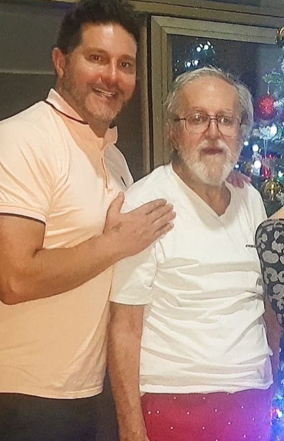 "Te honro por siempre": Marcelo Cezán se despide de su padre El padre del presentador y cantante Marcelo Cezán, Alfredo Gómez Vega, falleció a los 90 años de edad. En este difícil momento familiares y amigos le brindan una emotiva despedida.