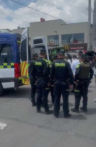 ÚLTIMA HORA: Hallan cuerpo junto a contenedor de basura de la AV. Primero de Mayo 1 ÚLTIMA HORA: Hallan cuerpo junto a contenedor de basura de la AV. Primero de Mayo El cuerpo fue encontrado cerca a un contenedor de basura del barrio Carvajal, en Kennedy.