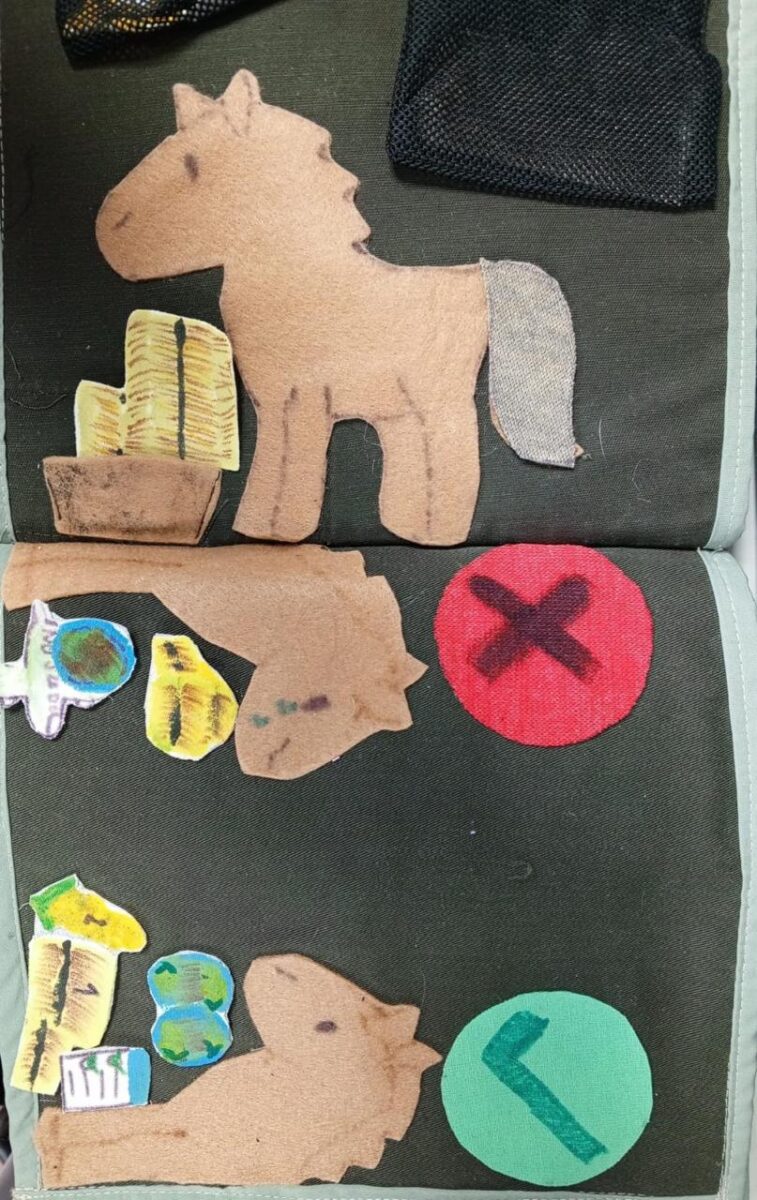Universitarios y Policía Nacional crean libros sensoriales para niños carabineritos En una iniciativa innovadora, estudiantes de la Universidad ECCI y la Policía Nacional de Colombia se unieron para convertir uniformes en desuso en libros sensoriales destinados a niños que participan en el programa de carabineritos.