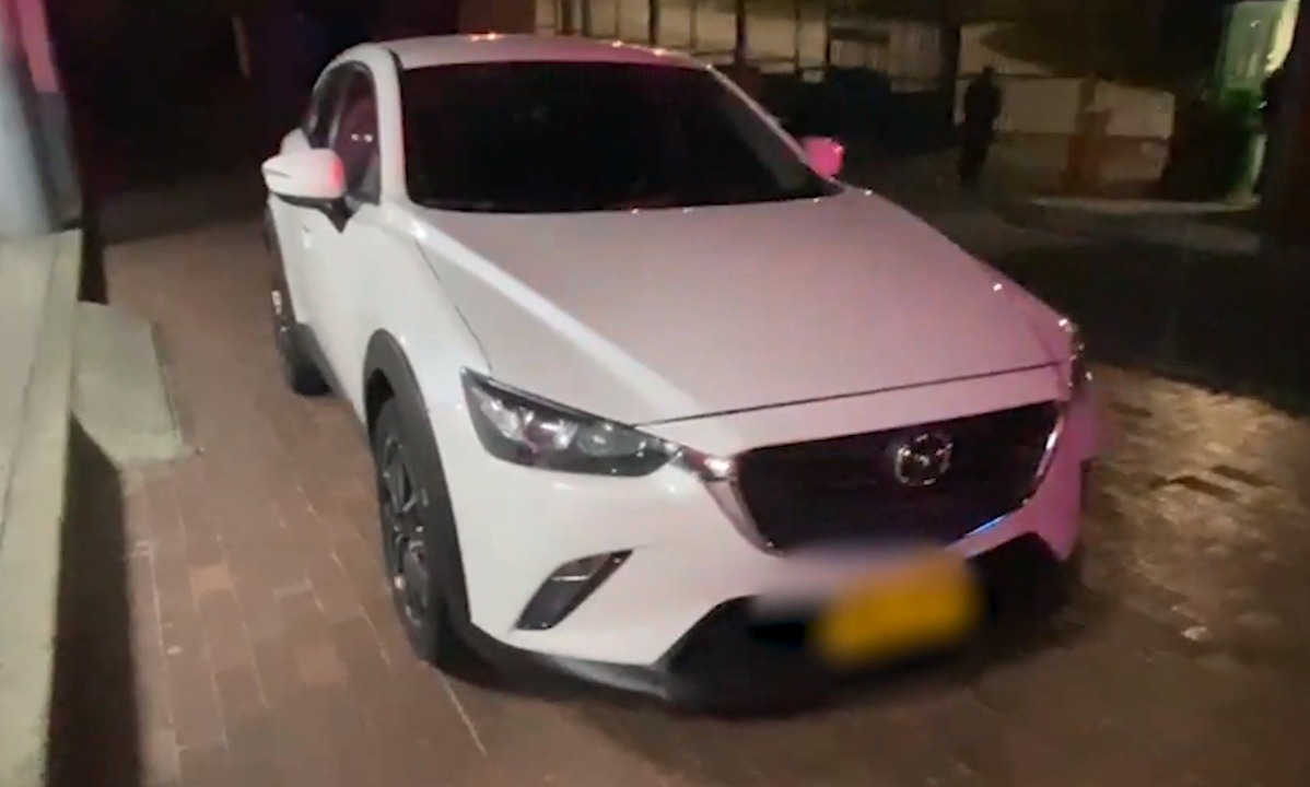 Violento atraco a familia en Usme: delincuentes se llevaron su camioneta 1 Violento atraco a familia en Usme: delincuentes se llevaron su camioneta Una familia vivió una noche de terror en el barrio San Luis de la localidad de Usme, pues allí fue abordada por varios delincuentes armados que robaron su vehículo de alta gama.