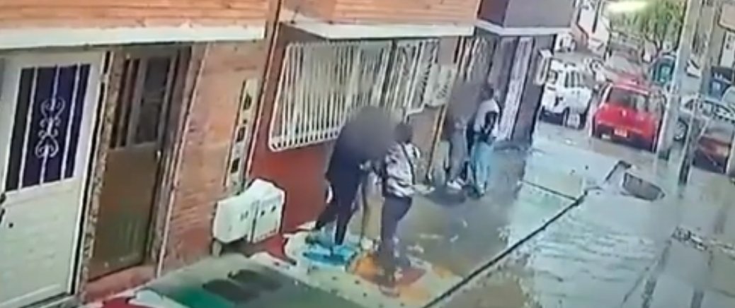 Violento atraco en Usme: 4 delincuentes robaron a dos jóvenes con arma blanca 1 Violento atraco en Usme: 4 delincuentes robaron a dos jóvenes con arma blanca La delincuencia no da tregua, como lo demuestra el reciente robo ocurrido en el barrio La Aurora (Usme). En este hecho, cuatro delincuentes abordaron a dos jóvenes con el fin de robarlas y amenazarlas con un arma cortopunzante.