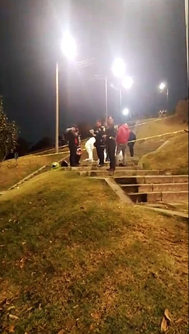 Violento crimen de un hombre en Usme El crimen ocurrió en una zona empinada que conecta los barrios Puerta al Llano, Nuevo Portal 2 y El Refugio, en Usme.