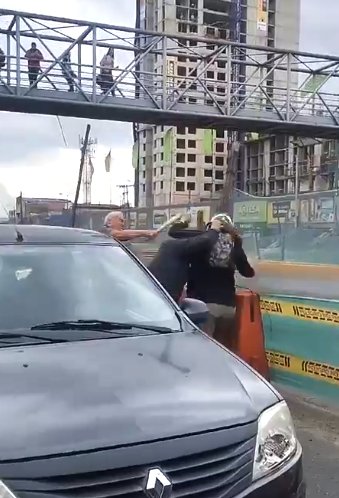 EN VIDEO: Violento enfrentamiento entre conductores en Las Américas Un nuevo hecho de intolerancia inundó las redes sociales: se trata del enfrentamiento que tuvo lugar en la Avenida 68 con Américas, entre dos hombres que se movilizaban en un carro y un motociclista.