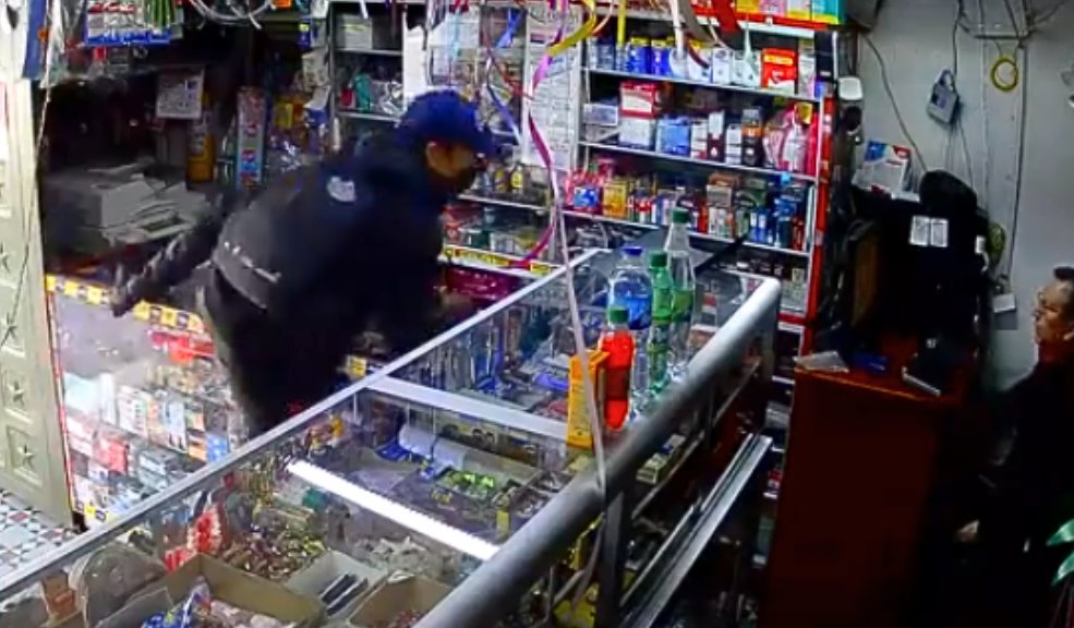 Violento robo en local comercial de Madelena El adulto mayor, víctima del hurto, pidió ayuda desesperadamente.