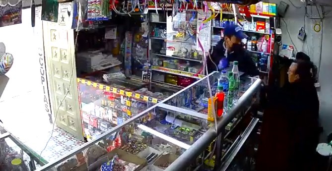 Violento robo en local comercial de Madelena 1 Violento robo en local comercial de Madelena El adulto mayor, víctima del hurto, pidió ayuda desesperadamente.