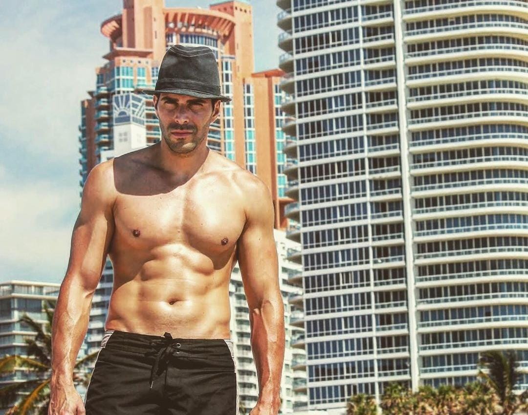 Top 10 de hombres colombianos más guapos según IA 10 Top 10 de hombres colombianos más guapos según IA La inteligencia artificial ChatGPT reveló cuáles son los hombres colombianos más bellos de esta época.