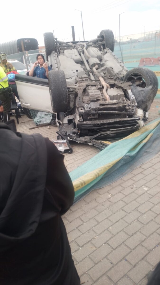 Aparatoso accidente: camioneta se volcó en la Av. Américas 1 Aparatoso accidente: camioneta se volcó en la Av. Américas En el accidente se encuentra involucrada una motocicleta y una camioneta.