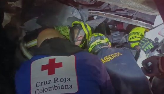 Rescatan a conductor atrapado en un vehículo por accidente de tránsito El hombre quedó atrapado en un camión tipo NPR.