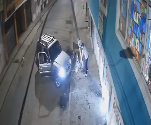 Sujetos en presunto estado de embriaguez chocaron contra un poste en El Perdomo 1 Sujetos en presunto estado de embriaguez chocaron contra un poste en El Perdomo Los hombres chocaron contra el poste de energía y se fueron del lugar, dejando daño en el cableado.