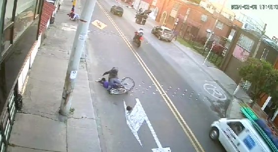 Mujer murió en grave accidente de tránsito en Tunjuelito 2 Mujer murió en grave accidente de tránsito en Tunjuelito Impactante momento en el que una mujer en moto choca contra un poste en Tunjuelito.
