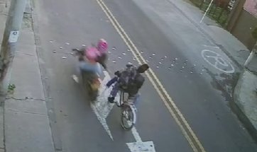 Mujer murió en grave accidente de tránsito en Tunjuelito 1 Mujer murió en grave accidente de tránsito en Tunjuelito Impactante momento en el que una mujer en moto choca contra un poste en Tunjuelito.