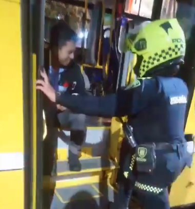 Pasajero roció gas pimienta a conductor del Sitp 1 Pasajero roció gas pimienta a conductor del Sitp El usuario le roció gas al conductor porque, al parecer, no se detuvo.