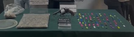 Capturan a tres sujetos que distribuían droga en zona de bares en Bosa Los tres sujetos portaban un arma de fuego y 85 dosis de bazuco que iba a ser distribuido en zona de bares del sector de Piamonte, en Bosa.