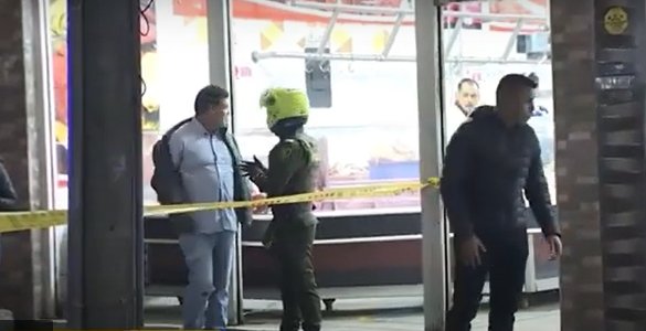 Ataque sicarial deja un muerto y cuatro heridos en Kennedy 1 Ataque sicarial deja un muerto y cuatro heridos en Kennedy La persona que murió estaría siendo víctima de extorsión.
