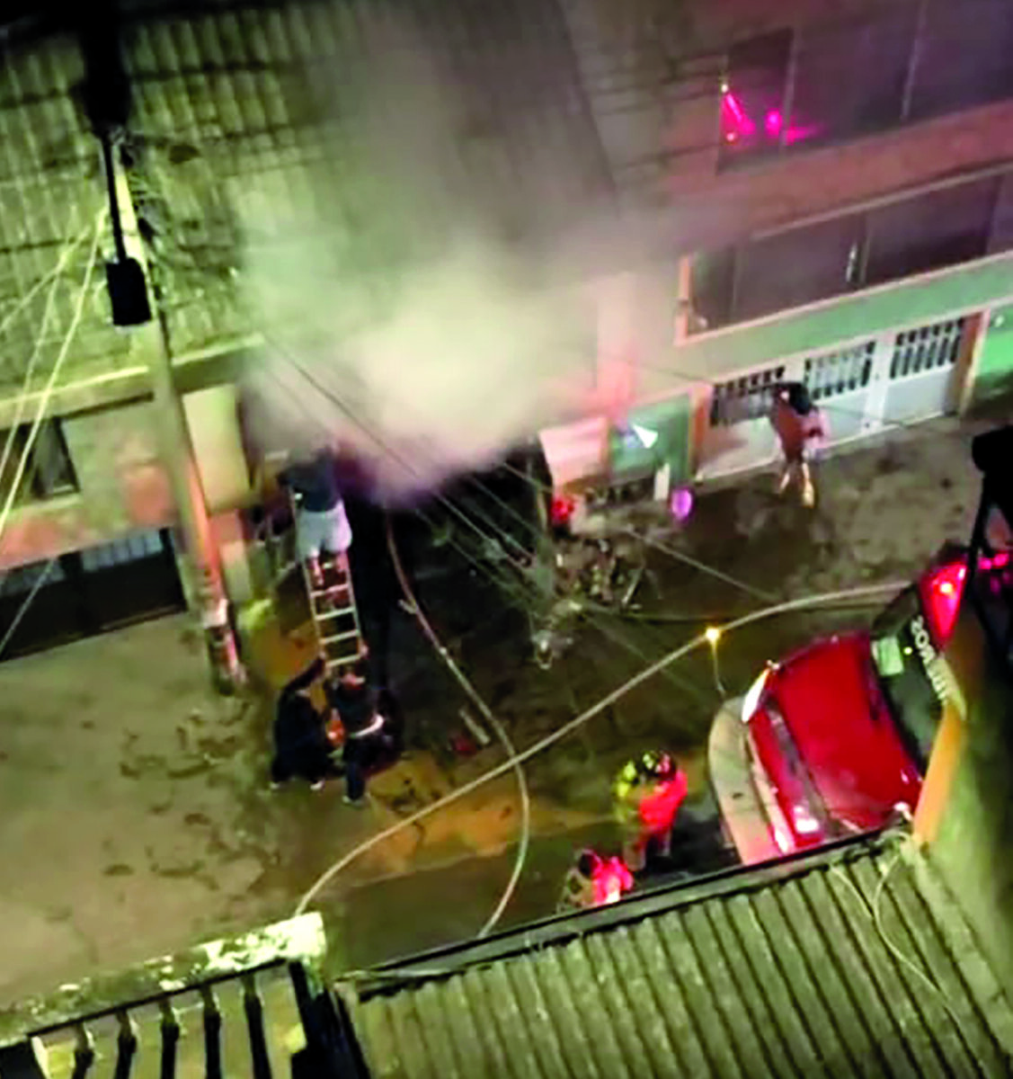 Una adulta mayor y sus tres mascotas perdieron la vida en incendio en Bosa 1 Una adulta mayor y sus tres mascotas perdieron la vida en incendio en Bosa Magda perdió la vida luego de que las llamas consumieran su vivienda ubicada en la localidad de Bosa. Sus dos perritos y un gato también fallecieron.