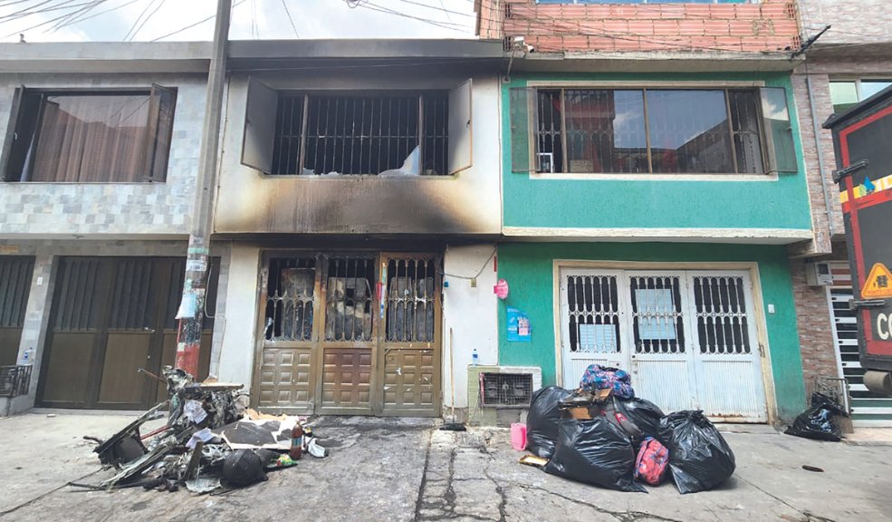Una adulta mayor y sus tres mascotas perdieron la vida en incendio en Bosa 6 Una adulta mayor y sus tres mascotas perdieron la vida en incendio en Bosa Magda perdió la vida luego de que las llamas consumieran su vivienda ubicada en la localidad de Bosa. Sus dos perritos y un gato también fallecieron.