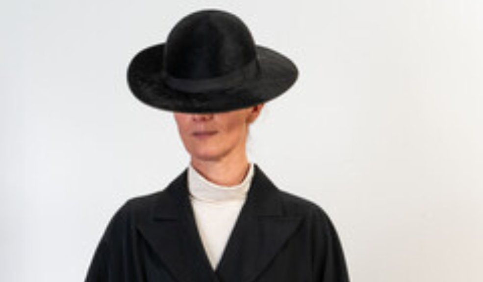 Lo mejor de la moda vintage entrará en subasta en Bogotá Piezas únicas, muchas de ellas, de las épocas más brillantes de sus creadores, hacen parte de la nueva subasta que se prepara en Bogotá y que se vivirá el próximo 21 de marzo.
