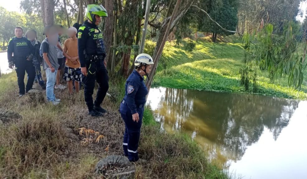 Buscan a menor desaparecido en inmediaciones del río Bogotá De acuerdo con la información revelada por algunos testigos, el menor se encontraba junto a otros adolescentes realizando actividades de nado.