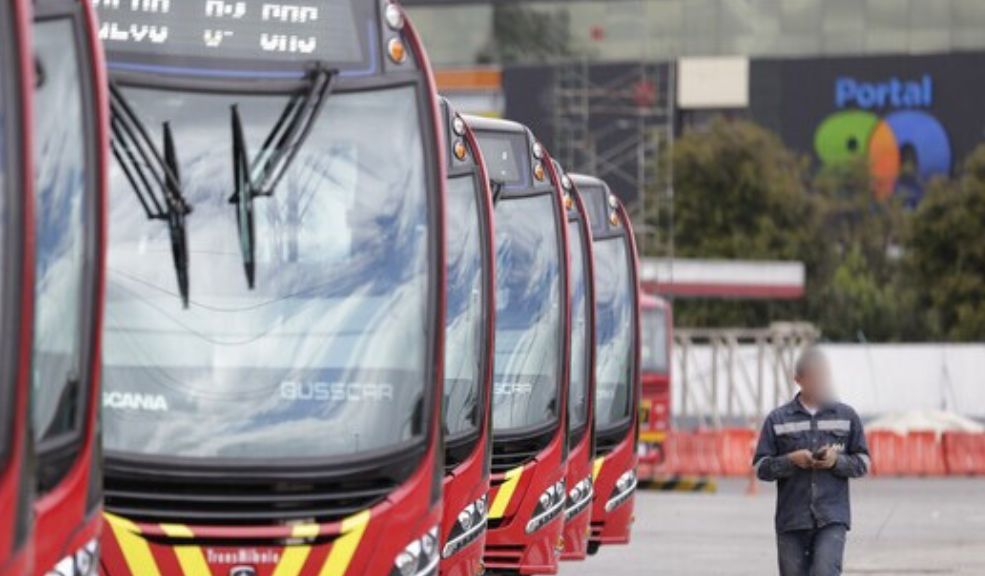Movilidad: Por disturbios operaciones en Transmilenio se complican TransMilenio implementó medidas de contingencia debido a disturbios en la Universidad Nacional, incluyendo el cierre de estaciones y desvíos en la zona de la NQS y calle 26.