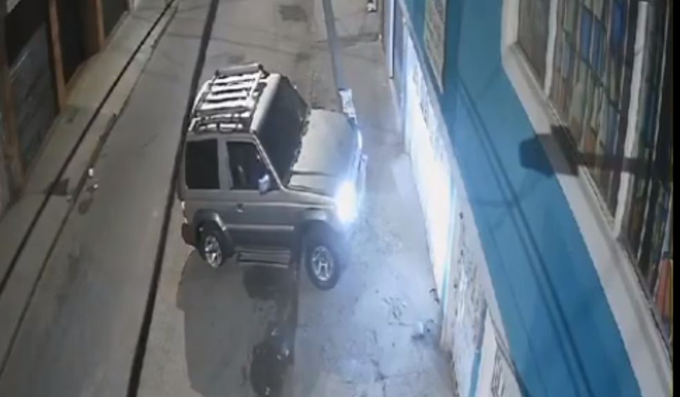 Sujetos en presunto estado de embriaguez chocaron contra un poste en El Perdomo Los hombres chocaron contra el poste de energía y se fueron del lugar, dejando daño en el cableado.