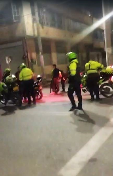 Denuncian presunta agresión policial a un joven en Kennedy 1 Denuncian presunta agresión policial a un joven en Kennedy Brayan Mauricio Fierro, de 22 años, un joven trabajador y habitante de la localidad de Kennedy, nunca se imaginó que luego de compartir tranquilamente unas cervezas con dos de sus amigos, fuera a ser víctima de un presunto abuso policial.