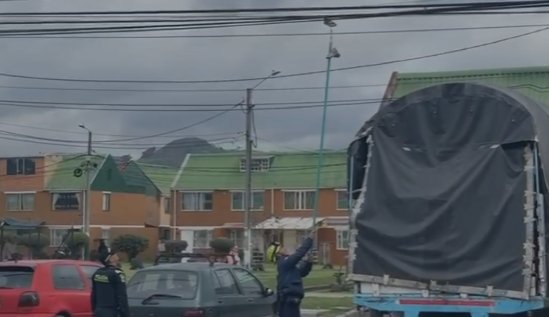 Retiran más de 300 zapatos que colgaban de cables en Soacha Estos zapatos, considerados como símbolos delincuenciales, delimitaban fronteras invisibles y áreas de consumo de estupefacientes, además de servir como señal para la planificación de actos delictivos que amenazaban la seguridad de la juventud en Soacha.
