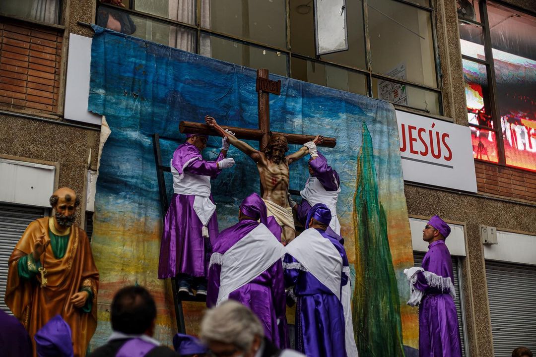Esto es lo que se conmemora el Sábado Santo El Sábado Santo es un día de significado profundo y espiritual para la comunidad cristiana, marcado por la espera y la esperanza en la resurrección de Jesucristo.