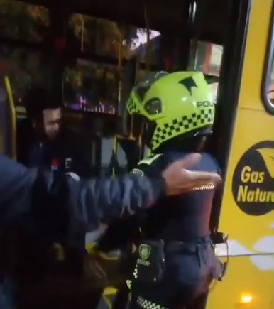 Pasajero roció gas pimienta a conductor del Sitp 2 Pasajero roció gas pimienta a conductor del Sitp El usuario le roció gas al conductor porque, al parecer, no se detuvo.