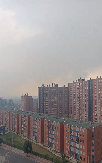 ¡Atención! Se presenta fuerte incendio en el sur de Bogotá 2 ¡Atención! Se presenta fuerte incendio en el sur de Bogotá A esta hora una gran nube de humo cubre parte del ser de Bogotá por un fuerte incendio que se presenta en la localidad de Bosa.