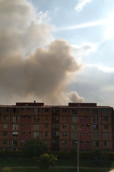 ¡Atención! Se presenta fuerte incendio en el sur de Bogotá 1 ¡Atención! Se presenta fuerte incendio en el sur de Bogotá A esta hora una gran nube de humo cubre parte del ser de Bogotá por un fuerte incendio que se presenta en la localidad de Bosa.