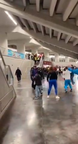 ¡Qué vergüenza! Hinchas colombianos se enfrentaron tras partido de La Selección en España El enfrentamiento ocurrió a la salida de el Estadio Cívitas Metropolitano de Madrid.