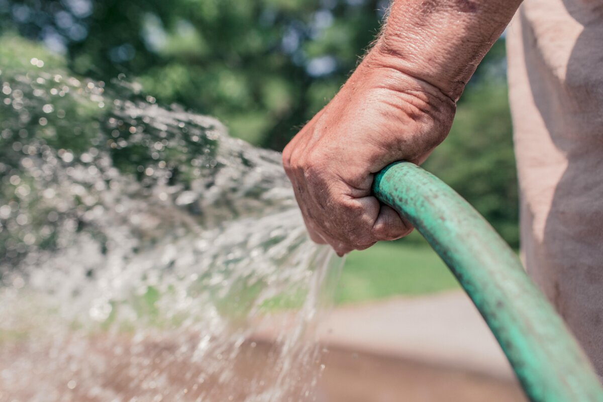 18 Comparendos en Bogotá por mal manejo del agua Al menos 18 comparendos por el mal uso del agua se han impuesto en Bogotá, durante 29 operativos desplegados por denuncias que han llegado a la Alcaldía de la capital.