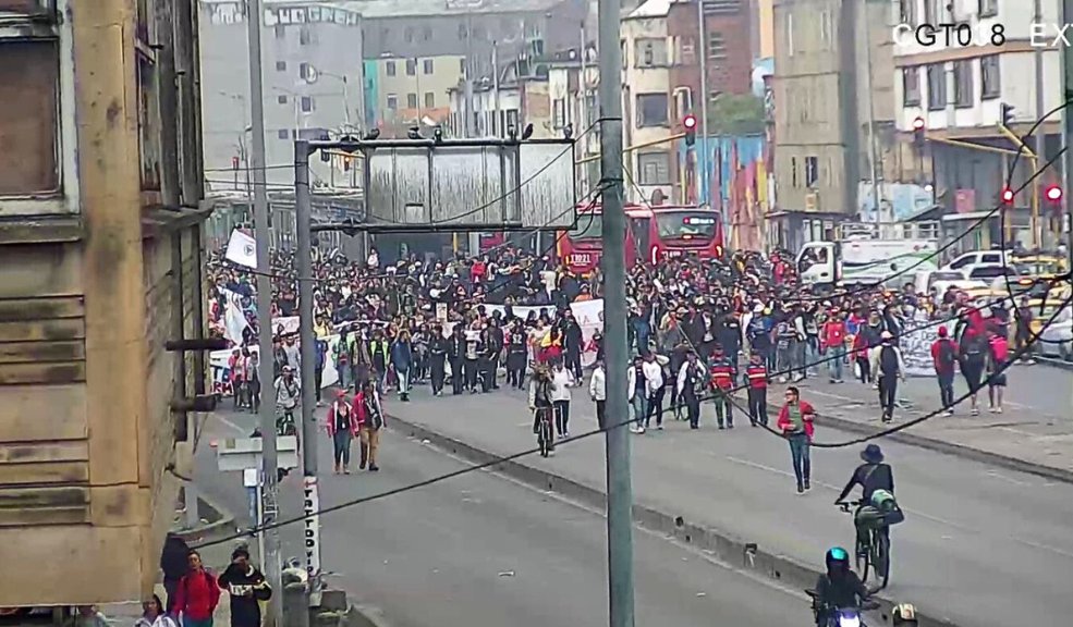 A esta hora avanza movilización sobre la Av. Caracas Los manifestantes se encuentran ubicados a la altura de la Avenida Caracas con calle 22.