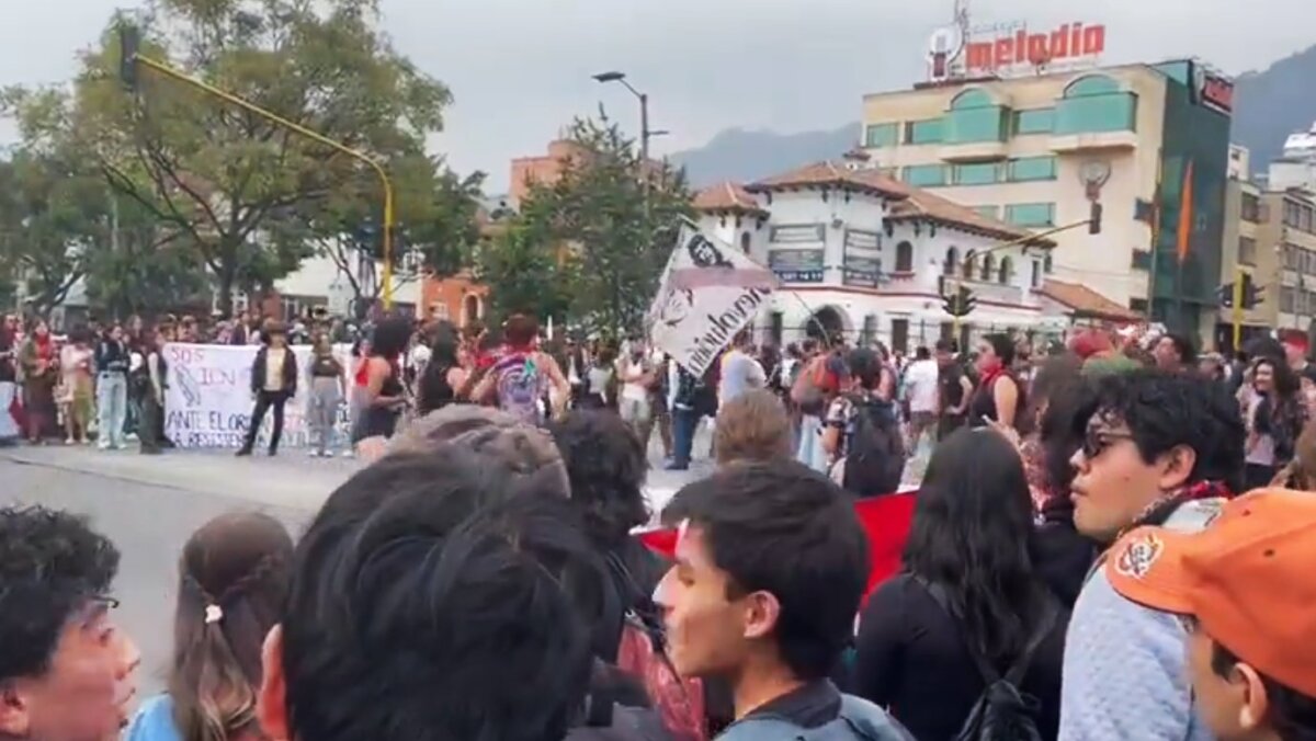 A esta hora avanza movilización sobre la Av. Caracas Los manifestantes se encuentran ubicados a la altura de la Avenida Caracas con calle 22.