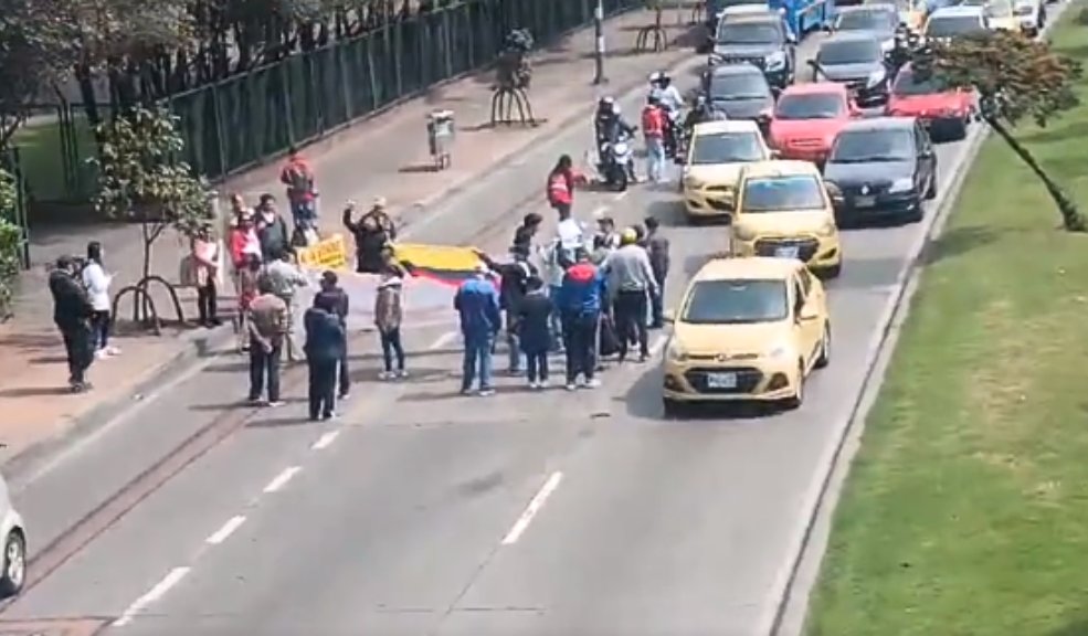 A esta hora se presenta congestión vehicular en la NQS por manifestaciones en la U. Nacional 1 A esta hora se presenta congestión vehicular en la NQS por manifestaciones en la U. Nacional Dos manifestaciones se están registrando a esta hora en los alrededores de la Universidad Nacional. Les contamos cómo está la movilidad a esta hora: