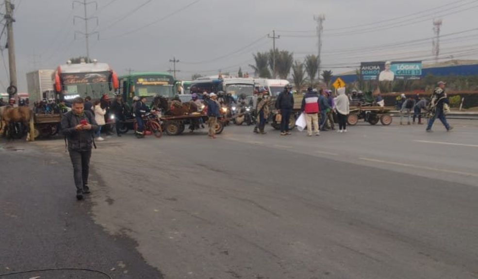 A esta hora se presenta monumental trancón en la calle 13 El trancón se debe a protestas por parte de los dueños de las conocidas 'zorras'.