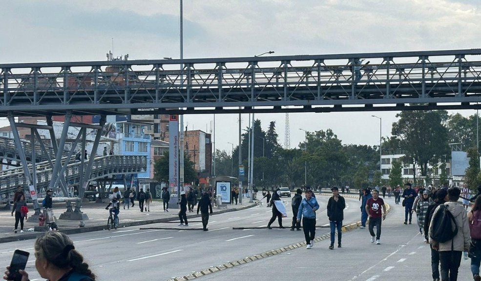 A esta hora se presentan manifestaciones en la Calle 26 y afectaciones en TransMilenio 6 A esta hora se presentan manifestaciones en la Calle 26 y afectaciones en TransMilenio Varios usuarios de TransMilenio han tenido que bajarse de los articulados para buscar otro medio de transporte.
