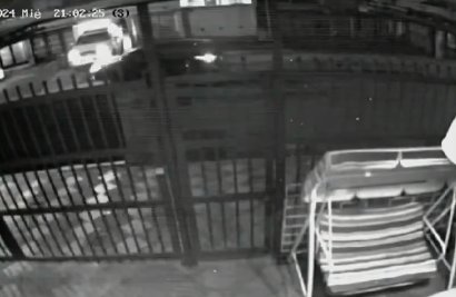 A punta de bala, ladrones le robaron la camioneta a un joven en Barrios Unidos 1 A punta de bala, ladrones le robaron la camioneta a un joven en Barrios Unidos El hurto de vehículos de alta gama en Bogotá no para. Esta vez la víctima fue un joven que se encontraba guardando su camioneta en el garaje de su casa.