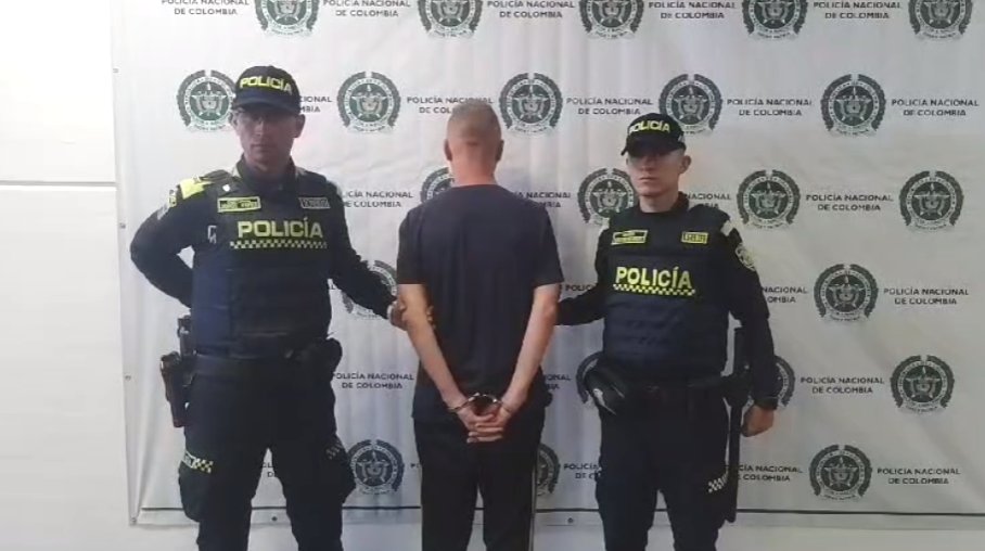 Aberrante: Mujer estaría ofreciendo sexualmente a su pequeña hija en Ciudad Bolívar Durante este fin de semana las autoridades de Ciudad Bolívar lograron la captura de una mujer venezolana que estaría vendiendo a su hija para fines sexuales. También fue capturado un británico que estaba haciéndole tocamientos a la niña.
