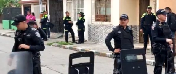 Abuelita fue defendida por el presidente En video quedó registrado el momento en que una abuelita de 80 años estuvo a punto de ser desalojada por un inspector de policía y aproximadamente 50 uniformados más. Hasta el presidente Gustavo Petro salió en defensa de la adulta mayor.